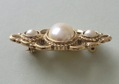 Vintage brooch pin, gold-tone w/ 3 faux pearls, 1.5″, elegant victorian style