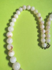 Vintage CREAMY WHITE w/ BROWN SWIRLS Colored Lucite Beaded Choker Necklace
