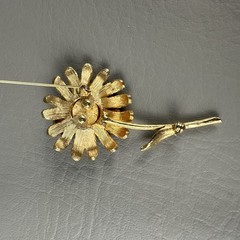 Vintage Brooch Earrings Set Gold Tone Daisy Flower Brushed Satin Clip On