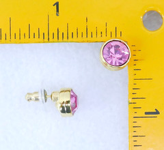 STUNNiNG SWAROVSKi SOLiTAiRE PiNK CRYSTAL GOLD BEZEL PiERCED POST EARRiNGS