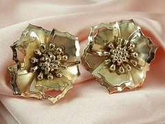 Very Pretty Vintage 1950s-60s Gold Tone Flower Earrings 595JE4