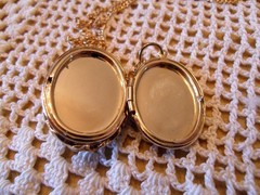 VINTAGE CAMEO LOCKET & CHAIN