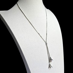 Vtg Avon Calla Lily Flowers Lariat Necklace Y Drop Silver Tone Gold Floral 20″