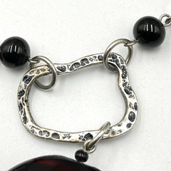 VTG Retro Bold Red & Black Beaded Geometric Pendant Necklace – Silver Tone Arty