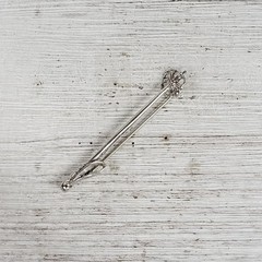 VINTAGE STERLING SILVER SKI POLE 925 BROOCH PIN RETRO PRETTY SIGNED WINTER SPORT