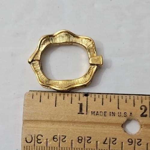 Vintage Signed Avon Gold Tone Oval Scalloped Hinged Scarf Clip