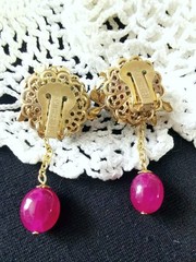 MIRIAM HASKELL 50’S GILT BRASS DANGLE EARRINGS: JADE & RUBY PÂTÉS DE VERRE BEADS