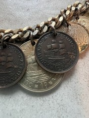 Vintage 50s Chunky Loaded Coin Charm Bracelet 17 Real Coins International 88g H3
