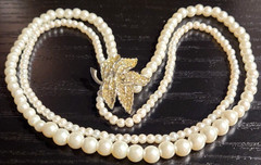 VINTAGE STUNNING 2 STRAND FAUX PEARL GLASS CRYSTAL SIGNED GOLDETTE NECKLACE