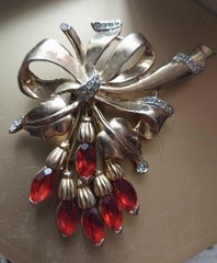 Vintage Gold Tone Fur Clip with Red Stones Bow w/Flowers Design Unsigned