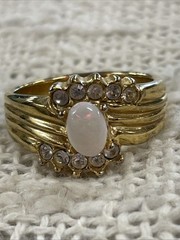 Vintage Gold Toned Oval Opal Stone & Accent Stones Ring Size 9.75