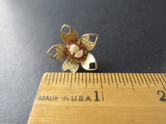VINTAGE GOLD TONE CAMEO IN FLOWER EARRINGS ER23