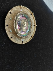 1968 Judy Lee Faceted Heliotrope Glass Reverse Cameo Broch Enhancer A .Borealis