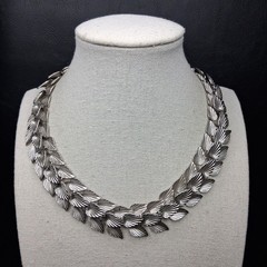 Vintage Grooved Leaves Necklace Silver Tone. 16.821