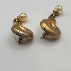 Vintage Casual Corner Dangle Earrings Faux Pearl Elegant Gold Tone