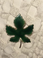 Vintage Maple Leaf Basse-taille Green Enamel Gold Tone Brooch 1950’s