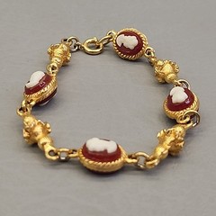 Vintage Cameo Bracelet Linked Gold Tone Chain Resin Missing One 6.25″
