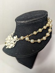 Vintage 1950s-1960s White Daisy Choker Necklace With Hook Clasp Costume Jewelry