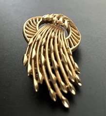 Vintage Crown Trifari Gold Tone 3D Shooting Star Brooch MCM Jewelry Signed 2.25″