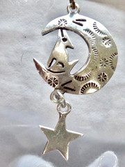 VINTAGE STERLING SILVER MEXICAN WOLF HOWLING AT THE MOON PENDANT 1″ BY 2″