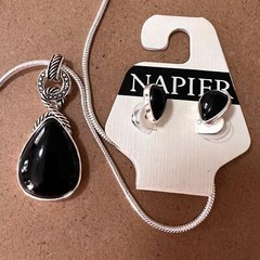 NAPIER Necklace and earrings set Women’s Vintage 18 in ext. 3.25 in