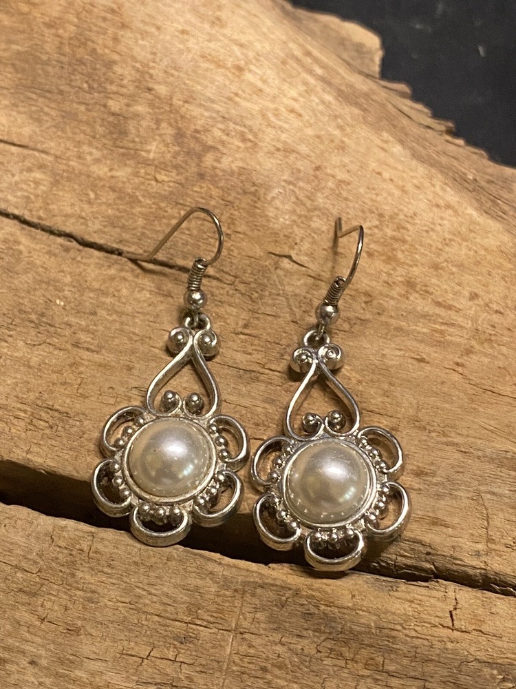 VINTAGE SILVER TONE METAL FAUX PEARL DANGLE EARRINGS 1.75”