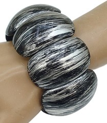 VINTAGE LUCITE CHUNKY BRACELET 1 3/4″ BLACK SILVERY SHIMMERY ENAMEL STREAKING