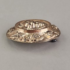 Antique Puffy Brooch Grape Leaf Oval Gold Filled Early 1900s 1 5/8″