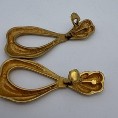 Vtg 80s STATEMENT Brushed Gold Tone Modern Doorknocker Runway Clip Earrings