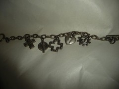 CHARM BRACELET SILVER TONE W 5 CHARMS 7” L #2/23
