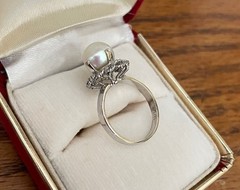 70s Vintage 18K White Gold Floral 8mm pearl Ring – Beautiful and Unique! Sz 4.5