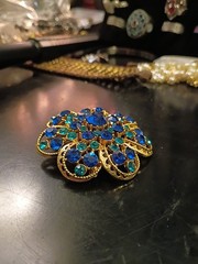 vintage weiss Signed blue rhinestone And Goldtone brooch