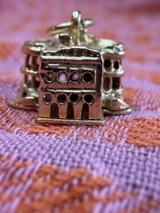 Vintage 14k Gold White House Charm USA Presidential Home Miniature Openwork