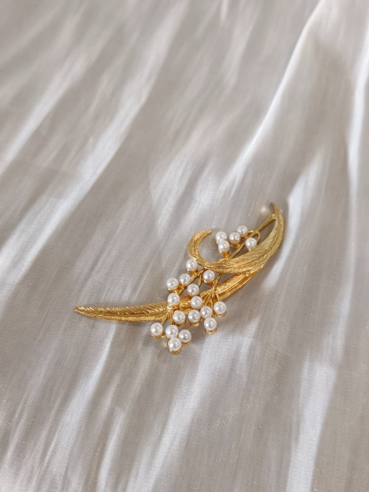 Trifari Inspired Gold Tone Feather Leaf Brooch White Faux Pearl