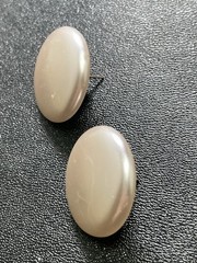 Vintage 1.1” White Satin Finish Plastic Retro Round Earrings