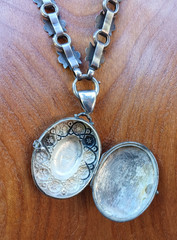 ANTIQUE HALLMARKED ENGLISH SILVER BOOKCHAIN FLORAL LOCKET PENDANT NECKLACE *