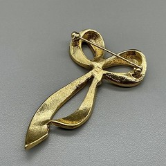 Vintage Brooch Women Cream Gold Tone Enamel Bow Ribbon Pin Jewelry 2.5 Inches