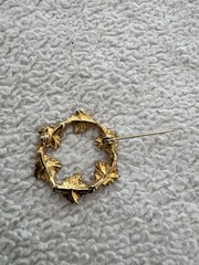 Vintage 1960s Gold Tone Ivy Leaf Wreath Brooch Pin Faux Pearl Rhinestone 1.25”