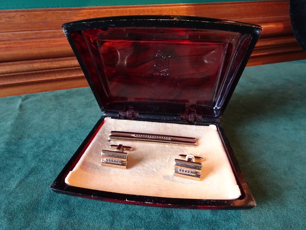 VINTAGE HICKOK GOLDTONE TIE BAR CLIP AND CUFFLINKS SET WITH SILVER ACCENT, CASE