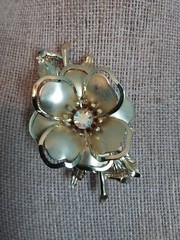 Vintage Gold Tone 3D Crystal Rhinestone Flower Brooch Pin. N11019