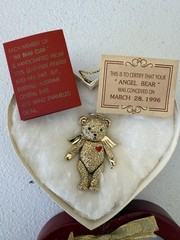 THE BEAR CLUB 24k Gold-Plated Pewter Teddy Bear Pin in Heart Shaped Box 1996