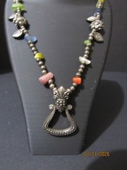VTG. STYLE POLISHED GLASS STONES & METAL BEADS WITH PENDANT APPROX 28″