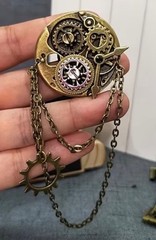 Steampunk Gear Vintage-Style Brooch with Gold Chains Unisex Bronze NEW