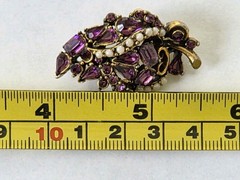 HOLLYCRAFT Signed Purple AMETHYST GLASS Rhinestone Faux Pearl Leaf BROOCH 1953