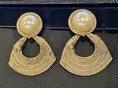 Vintage Gold Tone Runway Pearl Dangle Clip Earrings D&E Statement 1980s