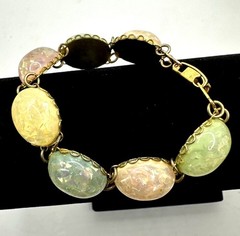 CORO Pegasus Confetti Bracelet Cabochon Pastel Lucite Vintage Gran Retro Dainty