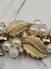 Vintage Crown TRIFARI Brushed Gold Faux Pearl Rhinestone Leaf Bracelet 7″
