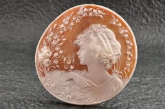 Vintage round shape shell cameo, “Woman’s profile” (92.5ct), sign by artist box.