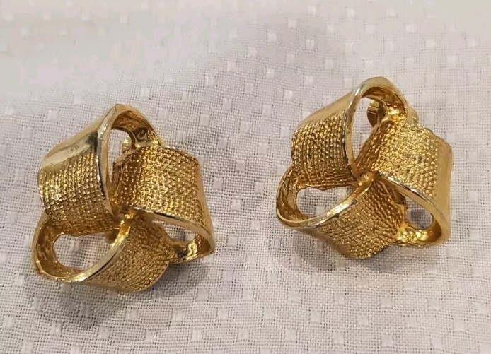 7/8 Inch Gold Tone Semi-textured 3 Dimensional Bow Clip On Earring