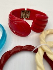 Vintage Plastic Resin Lucite Bangle Bracelet Lot 8pc Twisted Carved Hinged Cuff⁠